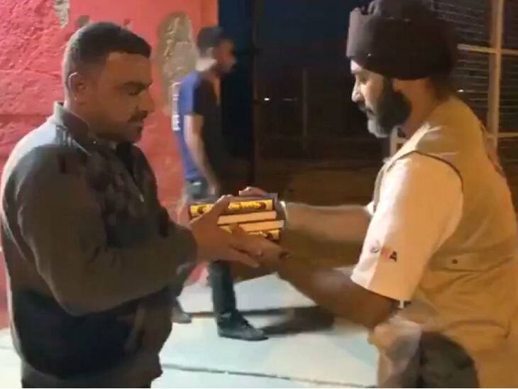 khalsa aid distributes quran sharif in iraq camps ਖ਼ਾਲਸਾ ਜਿੱਤ ਰਿਹਾ ਦੁਨੀਆ ਦਾ ਦਿਲ, ਮੁਸਲਮਾਨਾਂ ਲਈ ਫਰੀ ਕੁਰਾਨ ਸ਼ਰੀਫ ਤੇ ਲੰਗਰ
