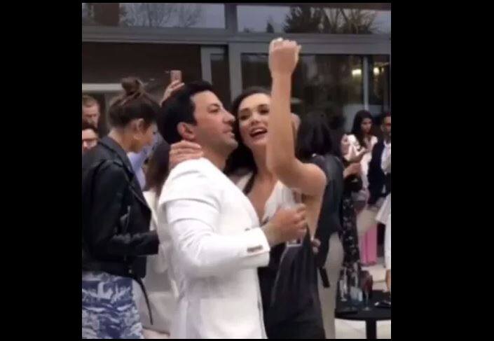 ਇਨ੍ਹਾਂ ਤਸਵੀਰਾਂ ਤੇ ਵੀਡੀਓ ‘ਚ ਐਮੀ ਆਪਣੇ ਮੰਗੇਤਰ ਨਾਲ ਬੇਬੀ ਬੰਪ ਨਾਲ ਡਾਂਸ ਕਰਦੀ ਨਜ਼ਰ ਆ ਰਹੀ ਹੈ।