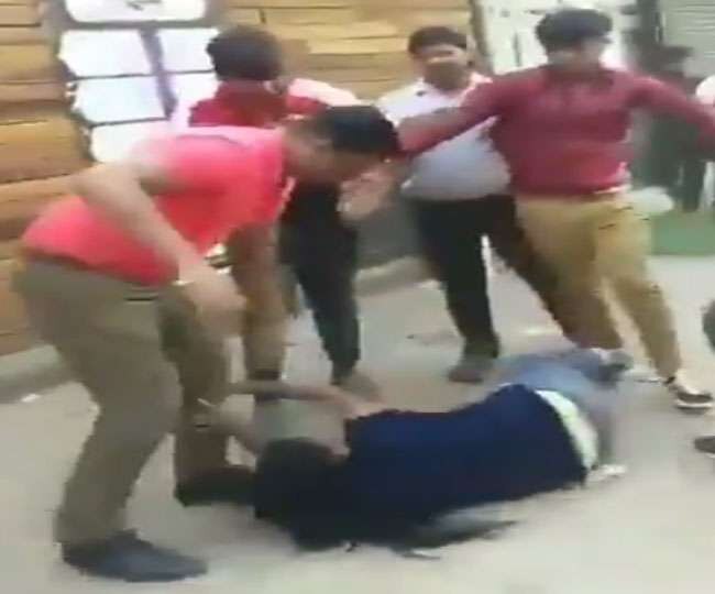 new delhi city ncr girl beaten in uttar pradeshs greager noida ਕਾਲਜ ਦੇ ਮੁੰਡਿਆਂ ਨੇ ਲੜਕੀ ਨੂੰ ਸ਼ਰ੍ਹੇਆਮ ਡਾਂਗਾਂ ਨਾਲ ਕੁੱਟਿਆ