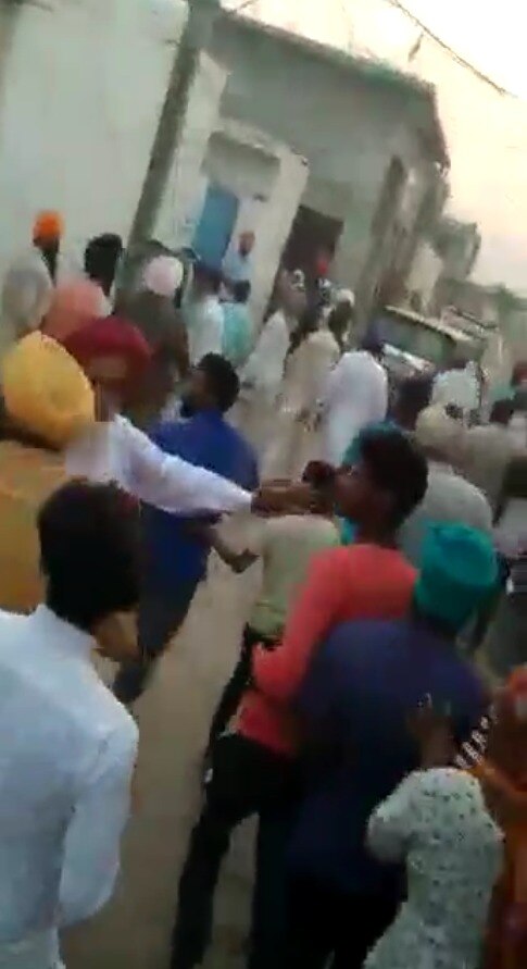 ਇਸੇ ਦੌਰਾਨ ਵਿਧਾਇਕ ਗਿੱਲ ਨੂੰ ਉਨ੍ਹਾਂ ਦੇ ਸੁਰੱਖਿਆ ਮੁਲਾਜ਼ਮਾਂ ਵੱਲੋਂ ਬਾਹਰ ਕੱਢਣ ਦੀ ਵਾਇਰਲ ਵੀਡੀਓ 'ਤੇ ਬੋਲਦਿਆਂ ਅਕਾਲੀ ਦਲ-ਬੀਜੇਪੀ ਉਮੀਦਵਾਰ ਬੀਬੀ ਜਗੀਰ ਕੌਰ ਨੇ ਕਿਹਾ ਕਿ ਹੁਣ ਕਾਂਗਰਸੀ ਆਪਣਿਆਂ ਨੂੰ ਹੀ ਕੁੱਟ ਰਹੇ ਹਨ ਕਿਉਂਕਿ ਇਨ੍ਹਾਂ ਕੋਲ ਕੋਈ ਹੋਰ ਮੁੱਦਾ ਨਹੀਂ ਰਹਿ ਗਿਆ। 