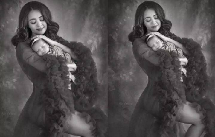 First Picture of Surveen Chawla Daughter Eva is just out, have a look ਧੀ ਈਵਾ ਨਾਲ ਸੁਰਵੀਨ ਚਾਵਲਾ ਨੇ ਕਰਵਾਇਆ ਪਹਿਲਾ ਫੋਟੋਸ਼ੂਟ, ਸਾਹਮਣੇ ਆਈ ਤਸਵੀਰ