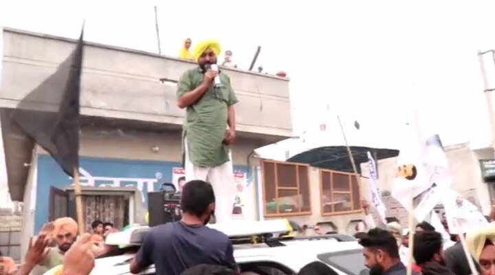 ਇਸ ਵਾਰ ਤਾਂ ਪਿੰਡ ਦੇ ਵਿਚਾਲੇ ਲੋਕਾਂ ਨੇ ਮਾਨ ਦੀ ਫਾਰਚੂਨਰ ਕਾਰ ਦੀ ਛੱਤ 'ਤੇ ਚੜ੍ਹ ਕੇ ਮਾਨ ਦਾ ਵਿਰੋਧ ਕਰਨ ਵਾਲਿਆਂ 'ਤੇ ਫੁੱਲ ਵਰ੍ਹਾਏ। 