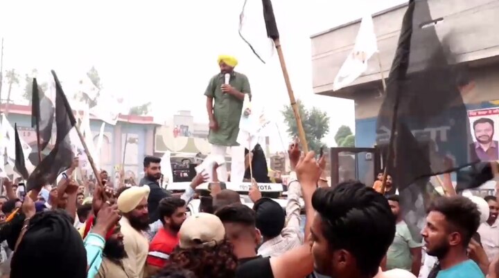 ਇੱਥੋਂ ਤਕ ਕਿ ਲੋਕਾਂ ਨੇ ਮਾਨ ਦੀ ਕਾਰ ਦੀ ਛੱਤ ਉੱਤੇ ਭੰਗੜੇ ਵੀ ਪਾਏ।