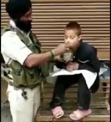 ਸੀਆਰਪੀਐਫ ਦੇ ਸਿੱਖ ਜਵਾਨ ਨੇ ਕਸ਼ਮੀਰ \'ਚ ਕਾਇਮ ਕੀਤੀ ਨਵੀਂ ਮਿਸਾਲ, ਵੀਡੀਓ ਵਾਇਰਲ