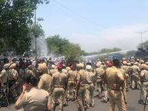 ਅੱਕੇ ਕਿਸਾਨਾਂ ਤੇ ਮਜ਼ਦੂਰਾਂ ਦਾ ਚੰਡੀਗੜ੍ਹ \'ਤੇ ਧਾਵਾ, ਪੁਲਿਸ ਵੱਲੋਂ ਪਾਣੀ ਦੀਆ ਬੁਛਾੜਾਂ, ਕਈ ਜ਼ਖ਼ਮੀ