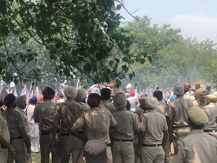 ਕਿਸਾਨਾਂ ਨੂੰ ਰੋਕਣ ਲਈ ਪੁਲਿਸ ਪ੍ਰਸ਼ਾਸਨ ਨੇ ਪਾਣੀ ਦੀਆਂ ਬੁਛਾੜਾਂ ਚਲਾਈਆਂ। 