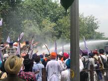 ਅੱਕੇ ਕਿਸਾਨਾਂ ਤੇ ਮਜ਼ਦੂਰਾਂ ਦਾ ਚੰਡੀਗੜ੍ਹ \'ਤੇ ਧਾਵਾ, ਪੁਲਿਸ ਵੱਲੋਂ ਪਾਣੀ ਦੀਆ ਬੁਛਾੜਾਂ, ਕਈ ਜ਼ਖ਼ਮੀ
