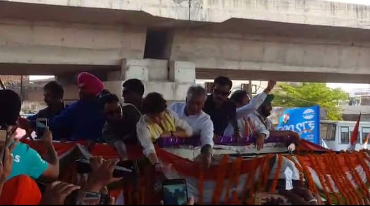 ਖ਼ਾਸ ਗੱਲ ਇਹ ਸੀ ਕਿ ਪ੍ਰਿਅੰਕਾ ਗਾਂਧੀ ਨੇ ਵੀ ਟਰੱਕ 'ਤੇ ਰੋਡ ਸ਼ੋਅ ਕੱਢਿਆ। ਯਾਦ ਰਹੇ ਸੰਨੀ ਦਿਓਲ ਵੀ ਆਪਣੇ ਰੋਡ ਸ਼ੋਅ ਦੌਰਾਨ ਟਰੱਕ ਲੈ ਕੇ ਆਏ ਸੀ।