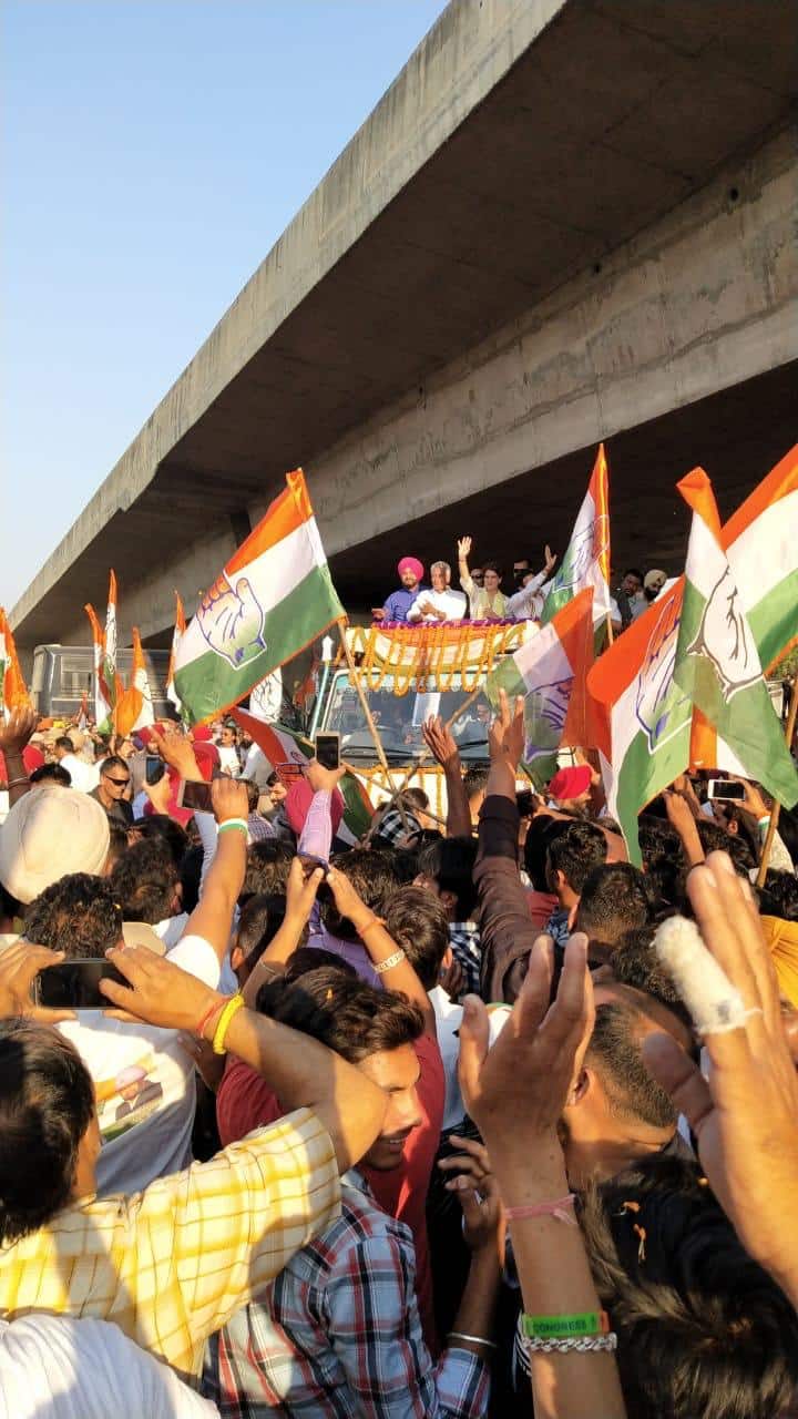 ਉਨ੍ਹਾਂ ਦੇ ਮੁਕਾਬਲੇ ਵਿੱਚ ਅੱਜ ਪ੍ਰਿਅੰਕਾ ਗਾਂਧੀ ਨੇ ਵੀ ਰੋਡ ਸ਼ੋਅ ਦੀ ਅਗਵਾਈ ਕੀਤੀ। 