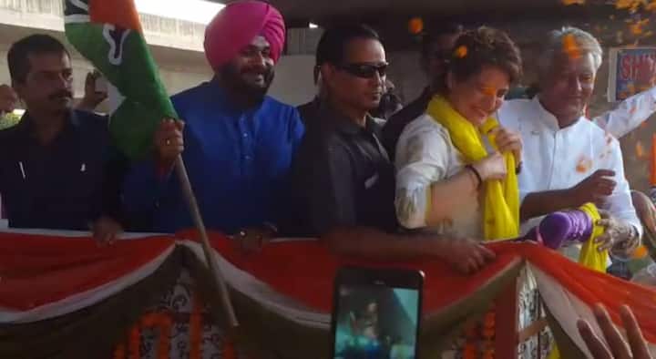 ਪ੍ਰਿਅੰਕਾ ਨੇ ਕਿਹਾ ਕਿ ਕਰਜ਼ੇ ਕਰਕੇ 12 ਹਜ਼ਾਰ ਕਿਸਾਨਾਂ ਨੇ ਖ਼ੁਦਕੁਸ਼ੀ ਕੀਤੀ। ਕਿਸਾਨਾਂ ਨੂੰ ਖਾਦ, ਬੀਜ ਤੇ ਫਸਲ ਦਾ ਮੁੱਲ ਨਹੀਂ ਮਿਲ ਰਿਹਾ। ਦੇਸ਼ ਭਰ ਦੇ ਕਿਸਾਨ ਪੀਐਮ ਨੂੰ ਮਿਲਣ ਦਿੱਲੀ ਪਹੁੰਚੇ, ਪੀਐਮ ਵਿਦੇਸ਼ ਘੁੰਮ ਆਏ ਪਰ ਦੇਸ਼ ਦੇ ਕਿਸਾਨਾਂ ਨੂੰ ਨਹੀਂ ਮਿਲੇ। 
