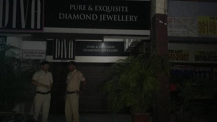 ਫਿਲਹਾਲ ਪੁਲਿਸ ਆਸ-ਪਾਸ ਦੇ ਸੀਸੀਟੀਵੀ ਕੈਮਰੇ ਚੈਕ ਕਰ ਰਹੀ ਹੈ। ਸ਼ੋਅਰੂਮ ਦੇ ਮਾਲਕ ਹਰਸ਼ ਨੇ ਦੱਸਿਆ ਕਿ ਉਹ ਸ਼ੋਅਰੂਮ ਵਿੱਚ ਇਕੱਲਾ ਸੀ।