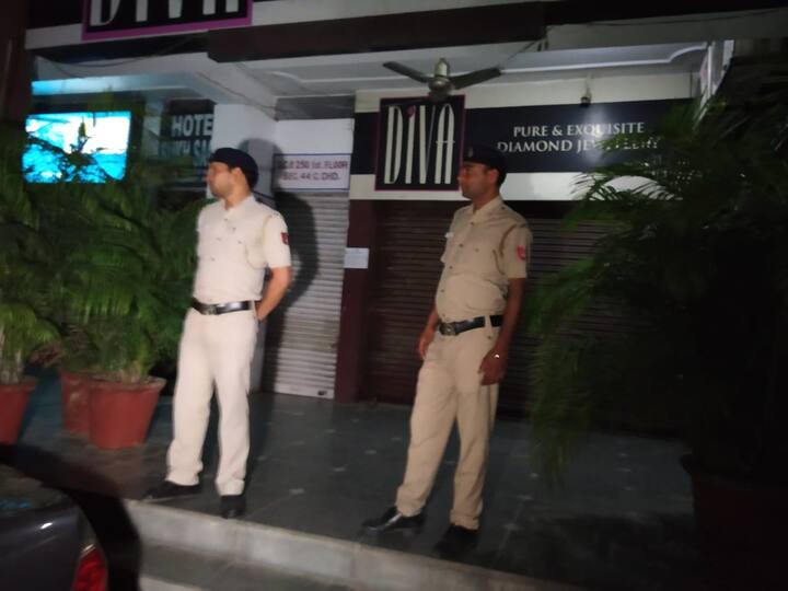 ਇੰਨੇ ਵਿੱਚ ਤਿੰਨ ਨੌਜਵਾਨ ਆਏ ਤੇ ਉਸ 'ਤੇ ਪਿਸਤੌਲ ਤਾਣ ਦਿੱਤਾ। ਫਿਰ ਉਸ ਦੇ ਹੱਥ-ਪੈਰ ਬੰਨ੍ਹ ਦਿੱਤੇ ਤੇ ਮਗਰੋਂ ਵਾਰਦਾਤ ਨੂੰ ਅੰਜਾਮ ਦਿੱਤਾ।