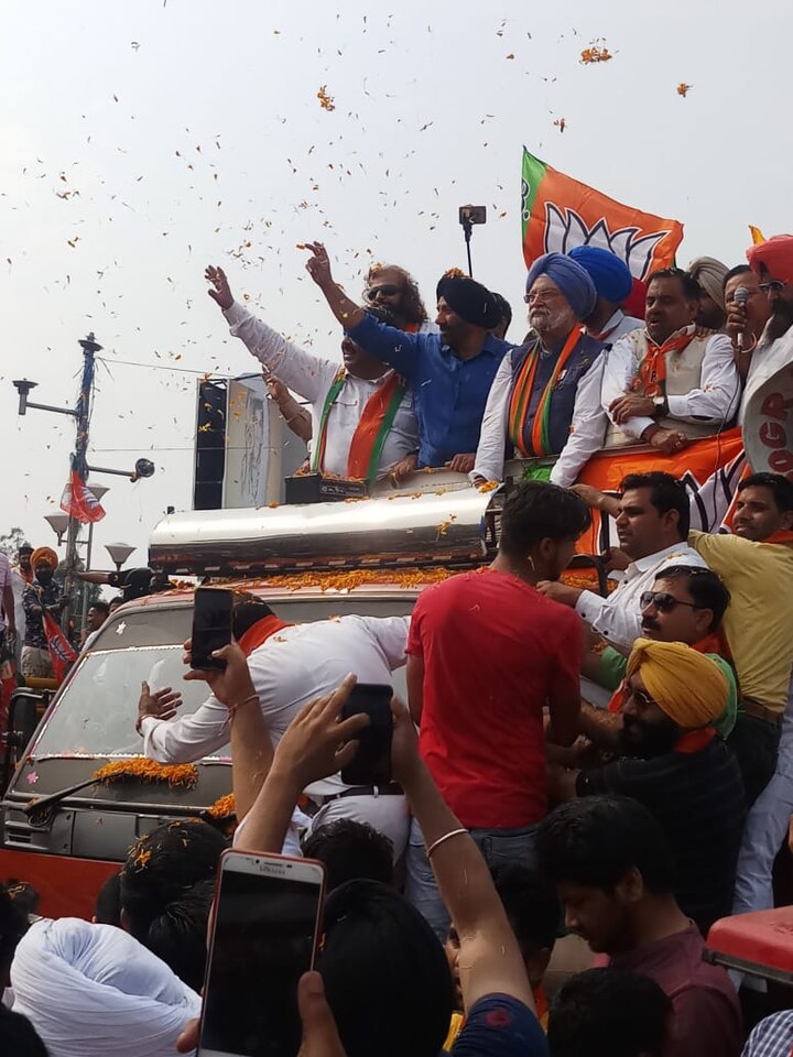 sunny deol holded road show for hardeep puri in amritsar ਆਪਣਾ ਚੋਣ ਪ੍ਰਚਾਰ ਛੱਡ ਸੰਨੀ ਪੁੱਜੇ ਗੁਰੂ ਨਗਰੀ, ਕੇਂਦਰੀ ਮੰਤਰੀ ਪੁਰੀ ਲਈ ਕੱਢਿਆ ਰੋਡ ਸ਼ੋਅ