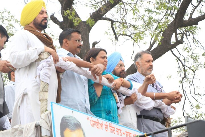 ਚੰਡੀਗੜ੍ਹ: ਲੋਕ ਸਭਾ ਚੋਣਾਂ 2019 ਦੇ ਸੱਤਵੇਂ ਤੇ ਆਖ਼ਰੀ ਗੇੜ ਲਈ ਚੋਣ ਪ੍ਰਚਾਰ ਦਾ ਅੱਜ ਅਖ਼ੀਰਲਾ ਦਿਨ ਹੈ। 19 ਮਈ ਨੂੰ 7ਵੇਂ ਤੇ ਆਖਰੀ ਗੇੜ ਵਿੱਚ 8 ਸੂਬਿਆਂ ਦੀਆਂ 59 ਸੀਟਾਂ 'ਤੇ ਵੋਟਾਂ ਪੈਣੀਆਂ ਹਨ। 