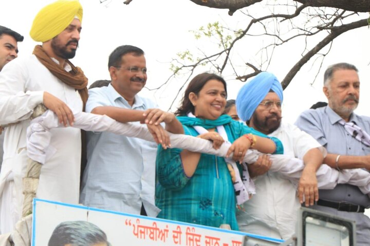 ਚੋਣ ਪ੍ਰਚਾਰ ਬੰਦ ਹੋਣ ਤੋਂ ਪਹਿਲਾਂ ਨਵਜੋਤ ਸਿੰਘ ਸਿੱਧੂ ਬਠਿੰਡਾ ਲੋਕ ਸਭਾ ਸੀਟ 'ਤੇ ਰਾਜਾ ਵੜਿੰਗ ਦੇ ਹੱਕ ਵਿੱਚ ਪ੍ਰਚਾਰ ਕਰਨ ਪਹੁੰਚੇ ਹਨ। ਸਿੱਧੂ ਬਾਦਲਾਂ ਦੇ ਗੜ੍ਹ ਲੰਬੀ ਤੋਂ ਪ੍ਰਚਾਰ ਸ਼ੁਰੂ ਕਰ ਰਹੇ ਹਨ। ਹਾਲਾਂਕਿ ਇਸ ਤੋਂ ਪਹਿਲਾਂ ਉਹ ਸੁਨੀਲ ਜਾਖੜ ਲਈ ਗੁਰਦਾਸਪੁਰ ਪ੍ਰਚਾਰ ਕਰਨ ਗਏ ਸੀ। 