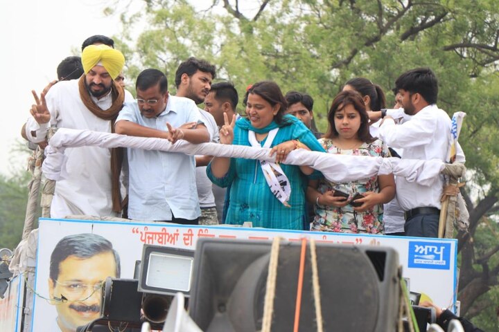 ਇਸ ਦੇ ਬਾਵਜੂਦ ਦੇਰ ਰਾਤ 11 ਵਜੇ ਬੀਜੇਪੀ ਲੀਡਰਾਂ ਦੀਆਂ ਗੱਡੀਆਂ ਭੰਨ੍ਹਣ ਦੀ ਖ਼ਬਰ ਆ ਰਹੀ ਹੈ।
