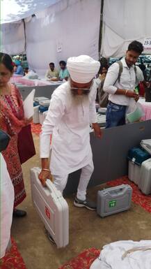 ਚੋਣਾਂ ਕਰਾਉਣ ਲਈ ਬੂਥਾਂ ਵੱਲ ਰਵਾਨਾ ਹੋਈਆਂ ਪੋਲਿੰਗ ਪਾਰਟੀਆਂ, ਵੇਖੋ ਤਸਵੀਰਾਂ