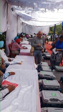 ਚੋਣਾਂ ਕਰਾਉਣ ਲਈ ਬੂਥਾਂ ਵੱਲ ਰਵਾਨਾ ਹੋਈਆਂ ਪੋਲਿੰਗ ਪਾਰਟੀਆਂ, ਵੇਖੋ ਤਸਵੀਰਾਂ