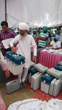 ਚੋਣਾਂ ਕਰਾਉਣ ਲਈ ਬੂਥਾਂ ਵੱਲ ਰਵਾਨਾ ਹੋਈਆਂ ਪੋਲਿੰਗ ਪਾਰਟੀਆਂ, ਵੇਖੋ ਤਸਵੀਰਾਂ