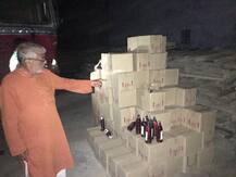 ਗਾਂਧੀ ਤੇ ਰੱਖੜਾ ਨੇ ਮਾਰਿਆ ਧਰਨਾ, ਤਾਂ ਪੁਲਿਸ ਨੇ ਜ਼ਬਤ ਕੀਤਾ ਸ਼ਰਾਬ ਦਾ ਜ਼ਖ਼ੀਰਾ