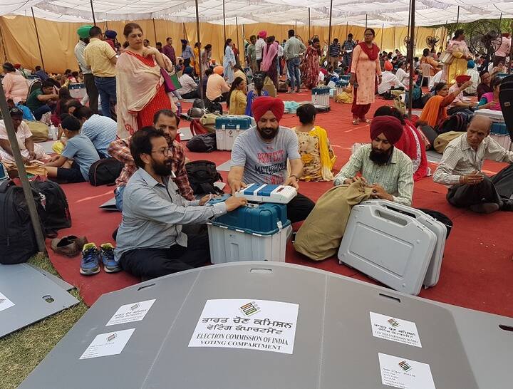 ਚੋਣ ਅਮਲੇ ਪੂਰੀ ਤਰ੍ਹਾਂ ਨਾਲ ਤਿਆਰ ਹੋ ਕੇ ਆਪਣੇ ਸਬੰਧਤ ਹਲਕੇ ਤੇ ਪੋਲਿੰਗ ਬੂਥ ਲਈ ਜਾ ਚੁੱਕੇ ਹਨ।