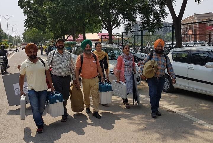 ਵੋਟ ਪਾਉਣ ਦਾ ਸਮਾਂ ਸਵੇਰੇ 7 ਵਜੇ ਤੋਂ ਸ਼ਾਮ 6 ਵਜੇ ਤਕ ਹੈ, ਤੁਸੀਂ ਆਪਣੇ ਪੋਲਿੰਗ ਬੂਥ 'ਤੇ ਜਾ ਕੇ ਵੋਟ ਪਾ ਸਕਦੇ ਹੋ।