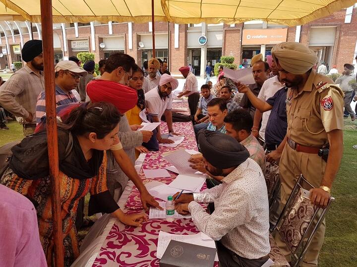ਪੰਜਾਬ ਦੇ ਮੁੱਖ ਚੋਣ ਅਧਿਕਾਰੀ ਡਾ. ਐਸ. ਕਰੁਣਾ ਰਾਜੂ ਨੇ ਕਿਹਾ ਕਿ ਵੋਟਰ ਆਪਣਾ ਫੋਟੋ ਪਹਿਚਾਣ ਪੱਤਰ ਯਾਨੀ ਕਿ ਚੋਣ ਕਮਿਸ਼ਨ ਵੱਲੋਂ ਜਾਰੀ ਸ਼ਨਾਖ਼ਤੀ ਕਾਰਡ, ਪਾਸਪੋਰਟ, ਡਰਾਈਵਿੰਗ ਲਾਇਸੰਸ, ਆਧਾਰ ਕਾਰਡ, ਕੇਂਦਰ/ਸੂਬਾ ਸਰਕਾਰਾਂ/ਜਨਤਕ ਖੇਤਰ ਦੇ ਅਦਾਰਿਆਂ ਜਾਂ ਪਬਲਿਕ ਲਿਮਿਟਡ ਕੰਪਨੀਆਂ ਦੁਆਰਾ ਆਪਣੇ ਮੁਲਾਜਮਾਂ ਨੂੰ ਜਾਰੀ ਸਰਵਿਸ ਪਹਿਚਾਣ ਪੱਤਰ, ਬੈਂਕਾਂ/ਡਾਕਖਾਨੇ ਦੁਆਰਾ ਜਾਰੀ ਫੋਟੋ ਸਹਿਤ ਪਾਸਬੁੱਕ, ਪੈਨ ਕਾਰਡ, ਆਰ.ਜੀ.ਆਈ ਵੱਲੋਂ ਐਨ.ਪੀ.ਆਰ. ਤਹਿਤ ਜਾਰੀ ਸਮਾਰਟ ਕਾਰਡ, ਮਨਰੇਗਾ ਜੌਬ ਕਾਰਡ, ਕਿਰਤ ਮਤਰਾਲੇ ਦੀ ਸਕੀਮ ਤਹਿਤ ਜਾਰੀ ਸਿਹਤ ਬੀਮਾ ਸਮਾਰਟ ਕਾਰਡ, ਫੋਟੋ ਸਹਿਤ ਪੈਨਸ਼ਨ ਦਸਤਾਵੇਜ, ਜਾਂ ਸੰਸਦ ਮੈਬਰਾਂ, ਵਿਧਾਨ ਸਭਾ ਮੈਬਰਾਂ ਨੂੰ ਜਾਰੀ ਅਧਿਕਾਰਤ ਪਹਿਚਾਣ ਪੱਤਰ ਦਿਖਾ ਕੇ ਵੀ ਵੋਟ ਪਾ ਸਕਦੇ ਹਨ।