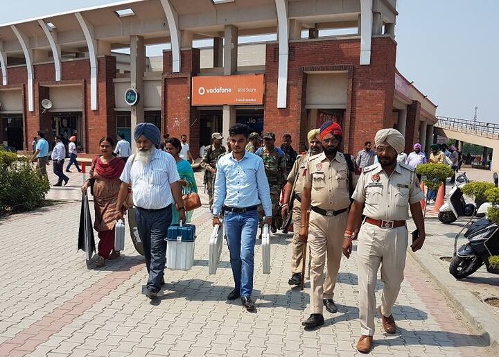 ਚੋਣ ਅਮਲ ਨੂੰ ਨੇਪਰੇ ਚਾੜਨ ਲਈ 1.25 ਲੱਖ ਮੁਲਾਜ਼ਮ ਅਤੇ 1 ਲੱਖ ਤੋਂ ਵੱਧ ਪੁਲਿਸ ਮੁਲਾਜ਼ਮ ਸਮੇਤ ਨੀਮ ਸੁਰੱਖਿਆ ਬਲ ਤਾਇਨਾਤ ਕੀਤੇ ਗਏ ਹਨ।