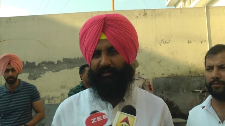 ਲੁਧਿਆਣਾ ਤੋਂ ਲੋਕ ਇਨਸਾਫ ਪਾਰਟੀ ਦੇ ਪ੍ਰਧਾਨ ਸਿਮਰਨਜੀਤ ਸਿੰਘ ਬੈਂਸ ਨੇ ਆਪਣੀ ਵੋਟ ਪਾਈ। ਹਾਲਾਂਕਿ ਈਵੀਐਮ ਮਸ਼ੀਨ ਖਰੀਬ ਹੋਣ ਕਰਕੇ ਉਨ੍ਹਾਂ ਨੂੰ ਅੱਧਾ ਘੰਟਾ ਉਡੀਕ ਵੀ ਕਰਨੀ ਪਈ।