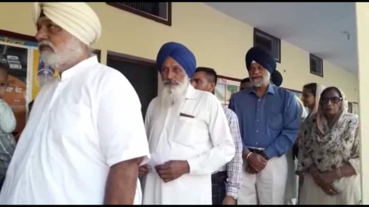 ਅਕਾਲੀ ਦਲ ਦੇ ਸਾਬਕਾ ਮੰਤਰੀ ਸੁਰਜੀਤ ਸਿੰਘ ਰਖੜਾ ਤੇ ਪਵਨ ਸਿੰਘ ਰਖੜਾ ਨੇ ਵੋਟ ਪਾਈ।