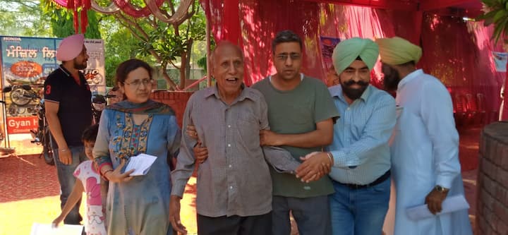 ਉੱਧਰ ਬਟਾਲਾ ਦੇ ਬੂਥ ਨੰਬਰ 48 ਵਿੱਚ ਮਸ਼ੀਨ ਖਰਾਬ ਹੋਣ ਕਰਕੇ ਵੋਟਿੰਗ ਸ਼ੁਰੂ ਨਹੀਂ ਹੋ ਸਕੀ।