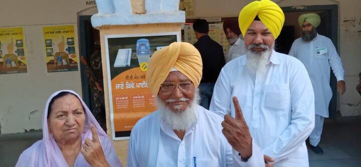 ਫਰੀਦਕੋਟ ਵਿੱਚ ਪ੍ਰੋ. ਸਾਧੂ ਸਿੰਘ ਆਪਣੀ ਪਤਨੀ ਨਾਲ ਪੋਲਿੰਗ ਸਟੇਸ਼ਨ 'ਤੇ ਪਹੁੰਚੇ। 
