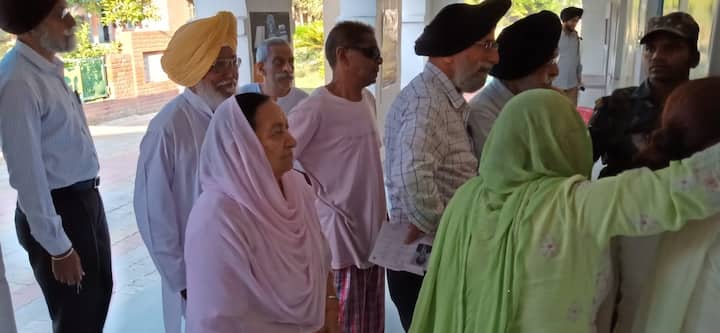 ਚੰਡੀਗੜ੍ਹ: ਪੰਜਾਬ ਸਮੇਤ ਦੇਸ਼ ਦੇ 8 ਸੂਬਿਆਂ ਦੀਆਂ 59 ਸੀਟਾਂ 'ਤੇ ਵੋਟਿੰਗ ਸ਼ੁਰੂ ਹੋ ਗਈ ਹੈ। ਪੰਜਾਬ ਵਿੱਚ ਕੁੱਲ 278 ਉਮੀਦਵਾਰ ਚੋਣ ਮੈਦਾਨ ਵਿੱਚ ਹਨ। 