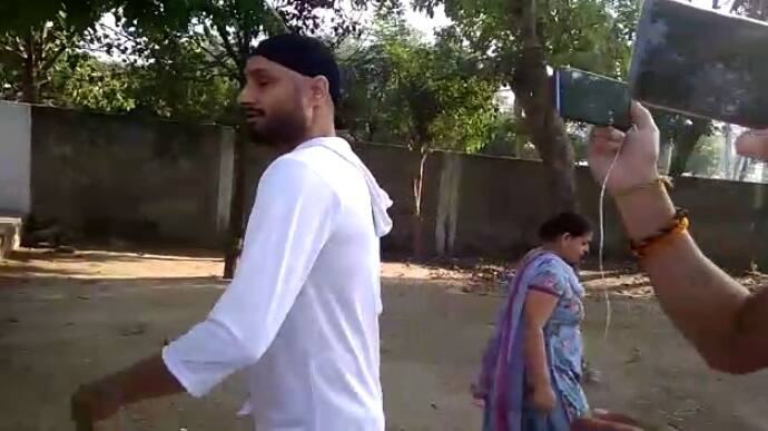 ਕ੍ਰਿਕੇਟਰ ਹਰਭਜਨ ਸਿੰਘ ਨੇ ਜਲੰਧਰ ਤੋਂ ਵੋਟ ਪਾਈ। 