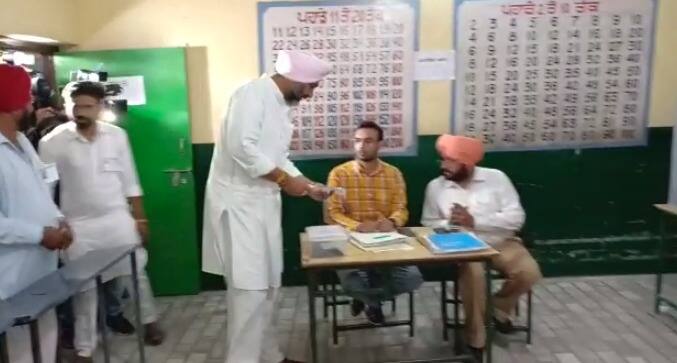 ਮਨਪ੍ਰੀਤ ਬਾਦਲ ਆਪਣੀ ਵੋਟ ਪਾਉਂਦੇ ਹੋਏ। 
