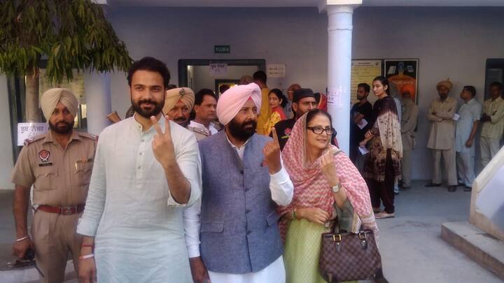 ਸੰਗਰੂਰ ਲੋਕ ਸਭਾ ਸੀਟ ਤੋਂ ਕਾਂਗਰਸ ਵੱਲੋਂ ਚੋਣ ਲੜ ਰਹੇ ਕੇਵਲ ਸਿੰਘ ਢਿੱਲੋਂ ਨੇ ਆਪਣੇ ਪਰਿਵਾਰ ਸਮੇਤ ਵੋਟ ਪਾਈ।