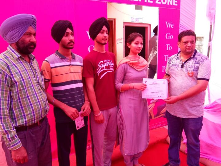 ਪੋਲਿੰਗ ਸਟੇਸ਼ਨ ਨੂੰ ਖੂਬਸੂਰਤ ਢੰਗ ਨਾਲ ਸਜਾਇਆ ਗਿਆ ਹੈ।