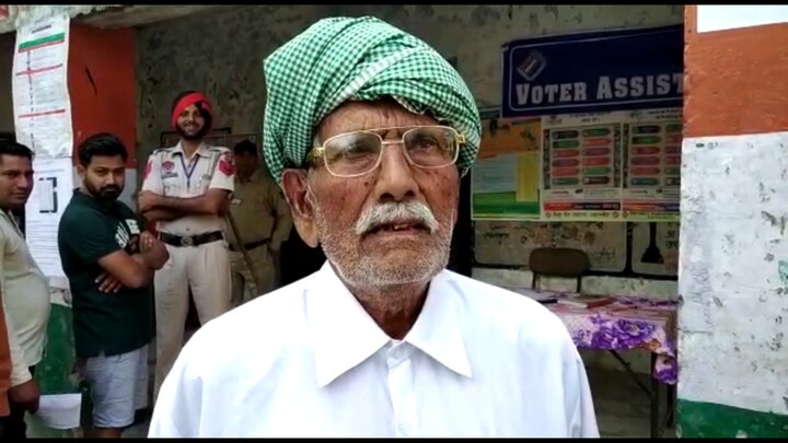 pathankot 108 years old voter casts his vote honored by ec officials ਪਠਾਨਕੋਟ 'ਚ ਵੋਟ ਪਾਉਣ ਆਏ 108 ਸਾਲਾ ਬਾਬੇ ਨੂੰ ਚੋਣ ਕਮਿਸ਼ਨ ਵੱਲੋਂ ਵਿਸ਼ੇਸ਼ ਸਨਮਾਨ