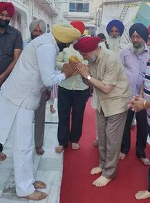 ...ਜਦੋਂ ਸਿਆਸਤ ਭੁੱਲ ਦੋ ਸਿਆਸੀ ਵਿਰੋਧੀਆਂ ਨੇ ਗਲ਼ ਮਿਲ ਕੇ ਇੱਕ-ਦੂਜੇ ਨੂੰ ਕੀਤਾ ਸਿਜਦਾ