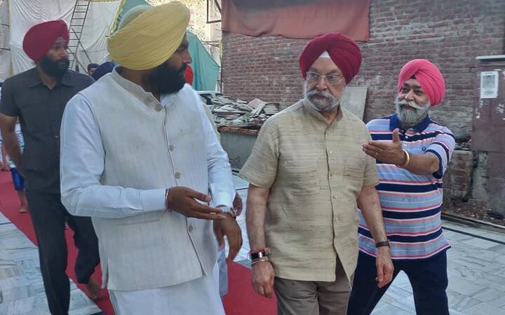 ਦਰਅਸਲ ਦੋਵੇਂ ਲੀਡਰ ਸ੍ਰੀ ਹਰਿਮੰਦਰ ਸਾਹਿਬ ਨਤਮਸਤਕ ਹੋਣ ਲਈ ਪੁੱਜੇ ਸਨ ਕਿ ਇੱਥੋਂ ਦੋਵਾਂ ਦਾ ਸਾਹਮਣਾ ਹੋ ਗਿਆ।