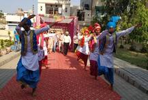 ਸੰਗਰੂਰ \'ਚ ਪੋਲਿੰਗ ਬੂਥ \'ਤੇ ਢੋਲ ਤੇ ਭੰਗੜੇ ਨਾਲ ਵੋਟਰਾਂ ਦਾ ਸਵਾਗਤ