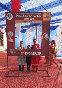 ਸੰਗਰੂਰ \'ਚ ਪੋਲਿੰਗ ਬੂਥ \'ਤੇ ਢੋਲ ਤੇ ਭੰਗੜੇ ਨਾਲ ਵੋਟਰਾਂ ਦਾ ਸਵਾਗਤ