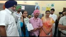 ਹਰਸਿਮਰਤ ਨੂੰ ਜਿਤਾਉਣ ਇਕੱਠੇ ਵੋਟ ਪਾਉਣ ਨਿਕਲਿਆ ਬਾਦਲ ਪਰਿਵਾਰ, ਧੀ ਨੇ ਪਹਿਲੀ ਵਾਰ ਪਾਈ ਵੋਟ