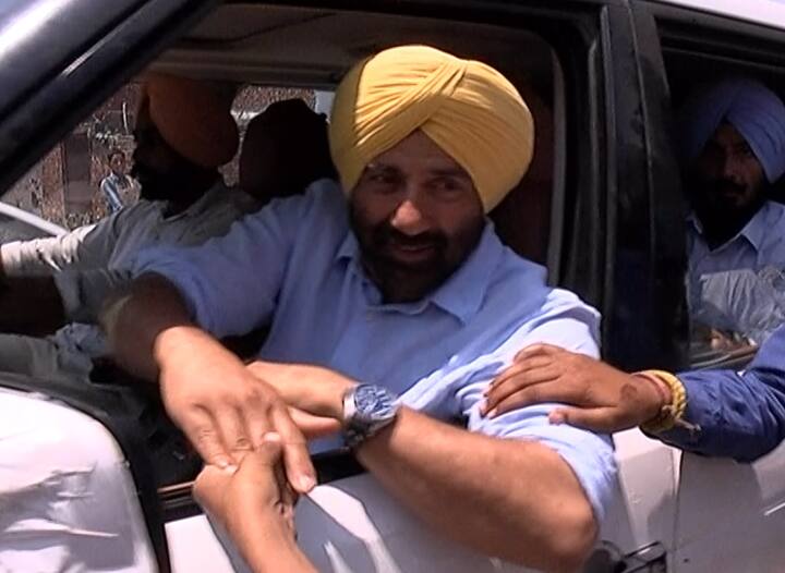 ਗੁਰਦਾਸਪੁਰ ਤੋਂ ਬੀਜੇਪੀ ਉਮੀਦਵਾਰ ਸਨੀ ਦਿਓਲ ਦਾ ਕਹਿਣਾ ਹੈ ਕਿ ਜਿਸ ਤਰ੍ਹਾਂ ਲੋਕਾਂ ਨੇ ਵਿਨੋਦ ਖੰਨਾ ਨੂੰ ਪਿਆਰ ਦਿੱਤਾ ਸੀ, ਉਹੀ ਪਿਆਰ ਹੁਣ ਲੋਕ ਉਨ੍ਹਾਂ ਨੂੰ ਦੇ ਰਹੇ ਹਨ।