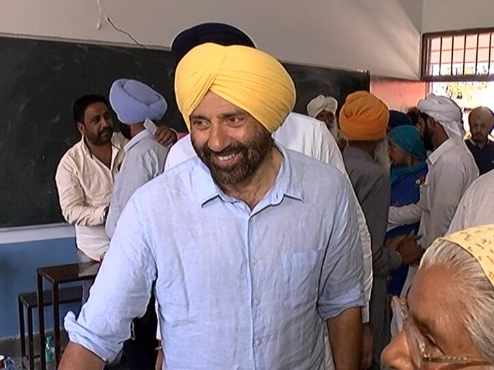 ਐਕਟਰ ਸੰਨੀ ਦਿਓਲ ਗੁਰਦਾਸਪੁਰ ਤੋਂ ਬੀਜੇਪੀ ਉਮੀਦਵਾਰ ਹਨ।