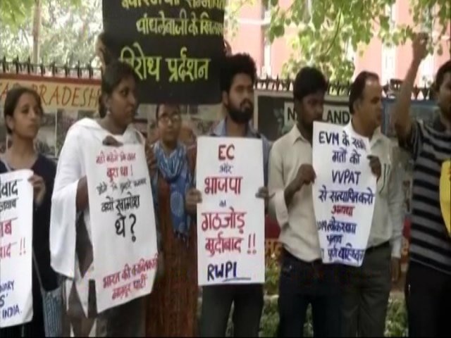 protest-against-election-commission-in-front-of-ec-office-in-delhi-during-meeting-on-vvpat-evm ਵੋਟਿੰਗ ਮਸ਼ੀਨਾਂ 'ਤੇ ਪੁਆੜਾ: ਚੋਣ ਕਮਿਸ਼ਨ ਨੇ ਠੁਕਰਾਈ ਵਿਰੋਧੀਆਂ ਦੀ ਮੰਗ, ਦਫ਼ਤਰ ਬਾਹਰ ਪ੍ਰਦਰਸ਼ਨ