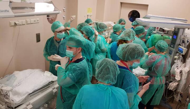 ਹਸਪਤਾਲ ਦੇ ਨਿਓਨੈਟੋਲੋਜੀ ਵਿਭਾਗ ਦੇ ਪ੍ਰਮੁੱਖ ਪ੍ਰੋਫੈਸਰ ਰਿਸਜਾਰਡ ਲੌਟਰਬਾਖ ਨੇ ਕਿਹਾ ਕਿ ਇਹ ਪੌਲੈਂਡ ‘ਚ ਪਹਿਲੀ ਵਾਰ ਹੋਇਆ ਹੈ ਕਿ ਇਕੱਠੇ ਛੇ ਜੁੜਵਾ ਬੱਚੇ ਪੈਦਾ ਹੋਏ ਹਨ। ਇਹ ਪੂਰੀ ਦੁਨੀਆ ‘ਚ ਅਨੋਖੀ ਘਟਨਾ ਹੈ।