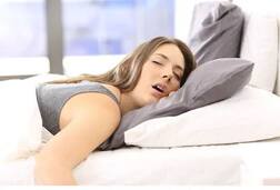 ਕੀ ਤੁਸੀਂ ਵੀ ਮੂੰਹ ਖੋਲ੍ਹ ਕੇ ਸੌਂਦੇ ਹੋ? ਤਾਂ ਹੋ ਜਾਓ ਸਾਵਧਾਨ ਇਹ ਵੱਡੇ ਖ਼ਤਰੇ ਦਾ ਸੰਕੇਤ