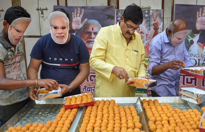 ਮੋਦੀ ਦਾ ਜਾਦੂ ਇਸ ਕਦਰ ਚੱਲਿਆ ਹੈ ਕਿ ਲੋਕ ਮੋਦੀ ਦੇ ਮਖੌਟੇ ਪਾ ਕੇ ਲੱਡੂ ਬਣਾ ਕੇ ਵੰਡ ਰਹੇ ਹਨ।