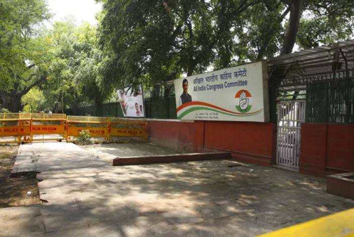 ਇੱਕ ਪਾਸੇ ਜਿੱਥੇ ਬੀਜੇਪੀ ਦੇ ਦਿੱਲੀ ਮੁੱਖ ਦਫਤਰ ‘ਚ ਜਸ਼ਨ ਦਾ ਮਾਹੌਲ ਹੈ, ਉੱਥੇ ਹੀ ਵਿਰੋਧੀ ਧਿਰ ਕਾਂਗਰਸ ਦੇ ਦਫਤਰ ‘ਚ ਸਨਾਟਾ ਪਸਰਿਆ ਹੋਇਆ ਹੈ।